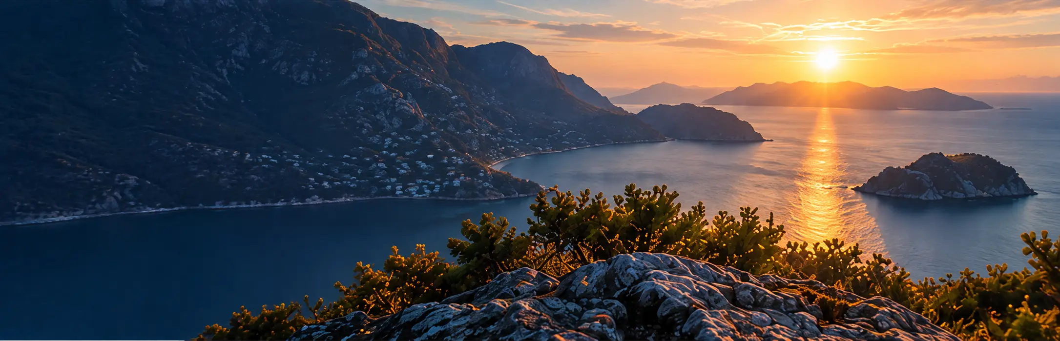 Coucher de soleil sur une baie de montagnes, vu depuis les hauteurs