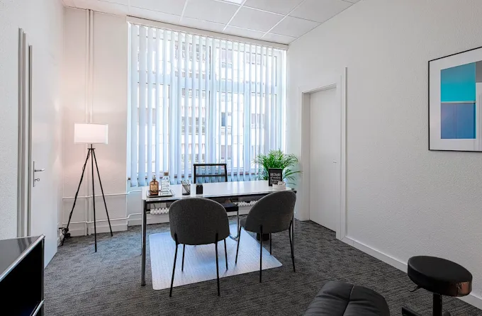 Cabinet d'Alexandre Kallias, rue de la Scie à Genève : bureau d'accueil et espace d'échange lumineux